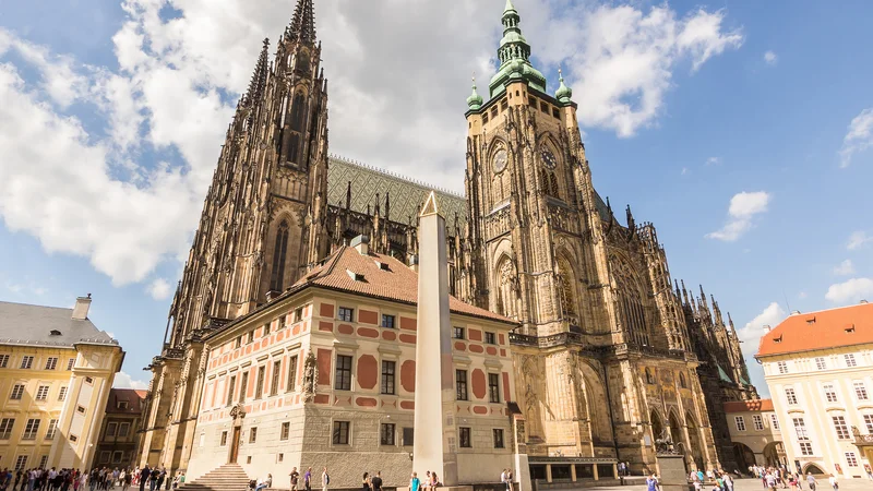 Fotografija: Znameniti Plečnikov obelisk na dvorišču praškega gradu Foto: Turizem Praga