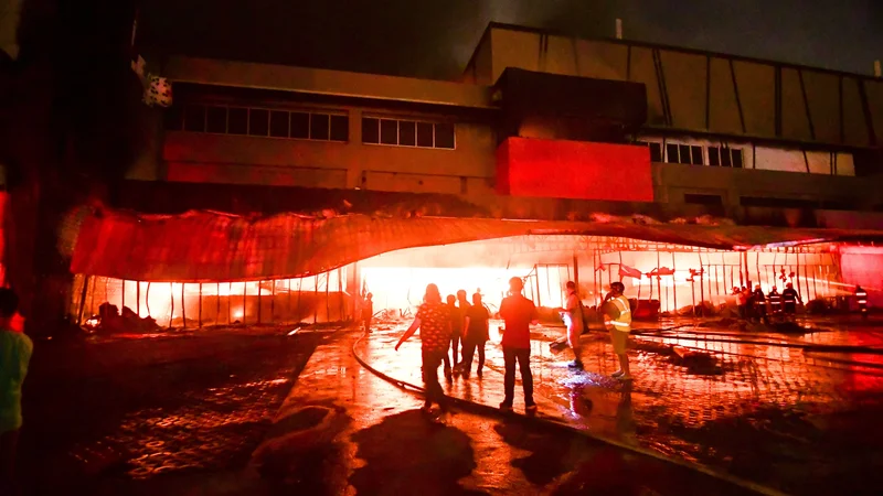 Fotografija: V mestu General Santos je po potresu izbruhnil požar v nakupovalnem središču. FOTO: Edwin Espejo/AFP