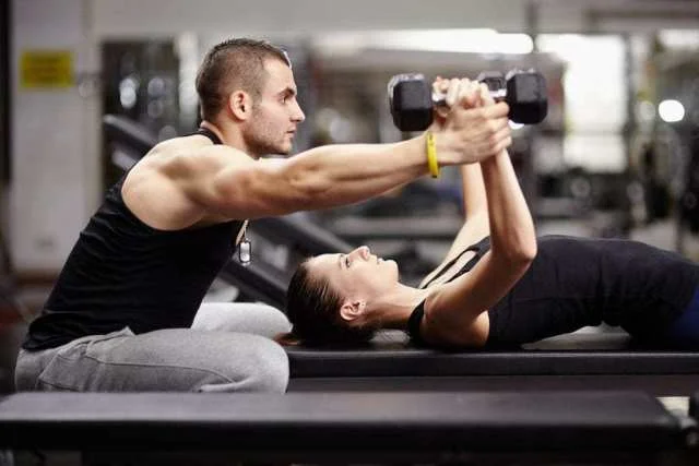 Avtor ponuja zelo preprosto rešitev: ljudje naj bi telovadili v lokalni telovadnici. Foto Shutterstock