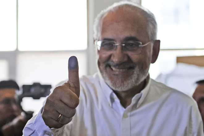 Nekdanji novinar, zmerni levičar Carlos Mesa, ima možnost, da po dolgih letih na oblasti zamenja levičarskega populista Eva Moralesa. FOTO: AFP