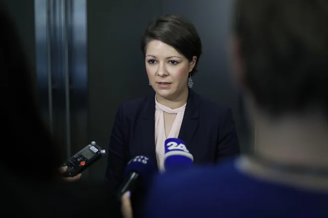 »Korčetova je mlada poslanka in nova v politiki. Njena politika je nekoliko drugačna in jo kakšna stvar tudi vznemiri, če nekateri, ki so 30 let v slovenski politiki, govorijo določene zadeve,« je dejal Šarec. FOTO: Leon Vidic/Delo