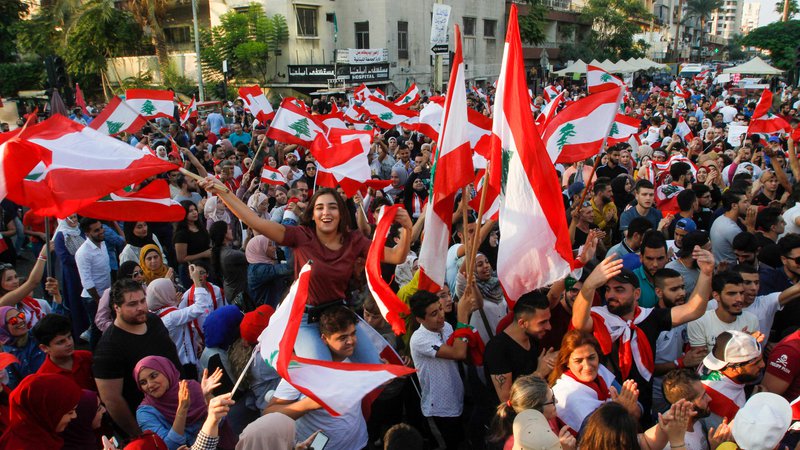 Fotografija: Prebivalci Libanona so na množičnih demonstracijah spomnili na revščino in korupcijo v državi. FOTO: Mahmoud Zayyat/AFP