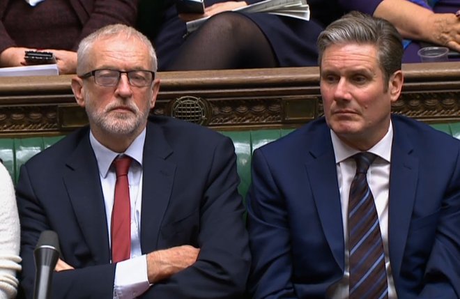 Vodja britanske opozicije Jeremy Corbyn in minister za brexit v senci Keir Starmer med razpravo v britanskem parlamentu. Foto Afp