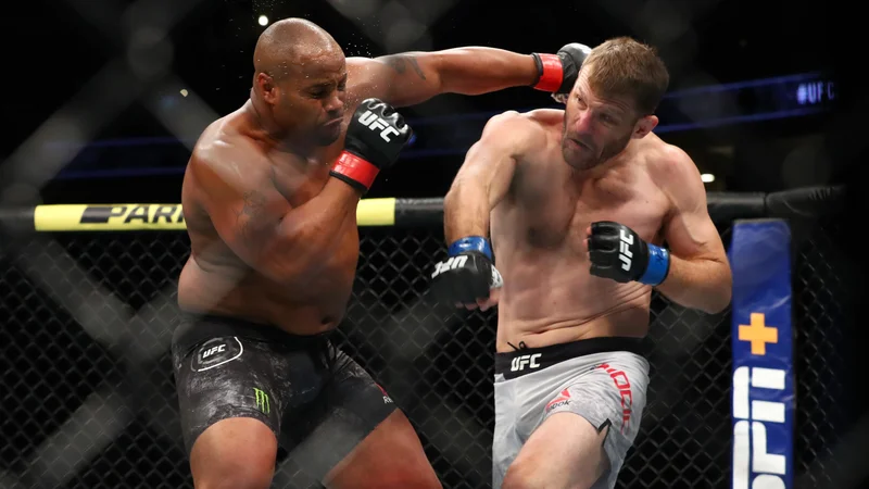 Fotografija: Daniel Cormier (levo) je moral avgusta letos po hudem boju priznati premoč Stipetu Miočiću. FOTO: AFP