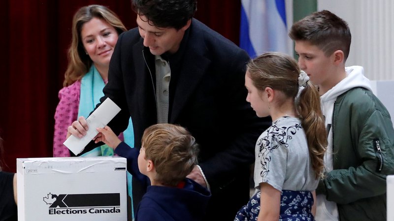 Fotografija: Premier Justin Trudeau z družino. FOTO: Stephane Mahe Reuters