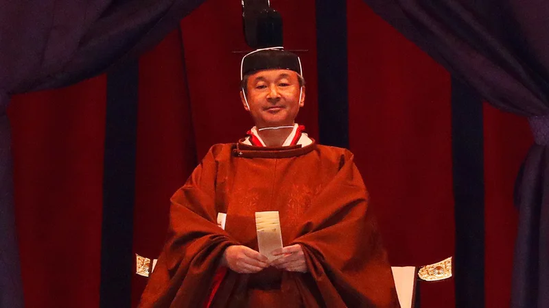 Fotografija: Naruhito je bil oblečen v obredno oblačilo v zlatorjavi barvi, ki si ga sme nadeti samo cesar. FOTO: Issei Kato/AFP