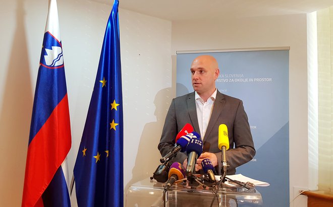 Minister Simon Zajc napoveduje, da bo vlada vsako leto namenila 200 milijonov evrov za gradnjo javnih najemnih stanovanj. Foto: Delo