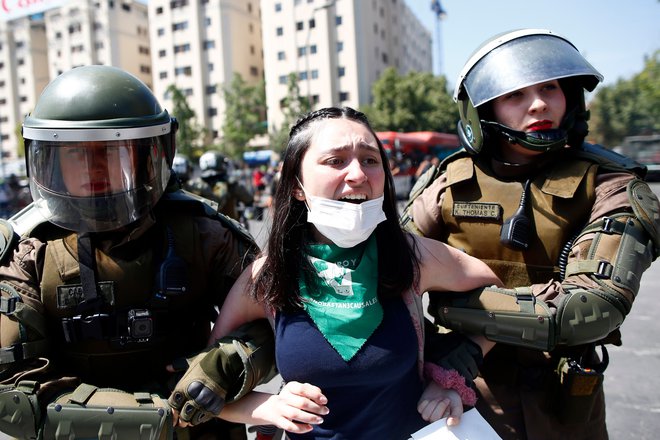 Nemiri v Čilu so se nadaljevali tudi včeraj. FOTO: Pablo Vera/AFP