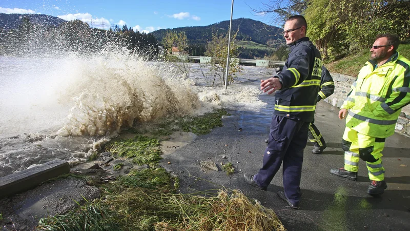 Fotografija: Edina dosedanja korist od vloženih tožb je, da ljudje vzdolž Drave oktobra lani niso bili spet poplavljeni, čeprav je mimo njihovih domov drla podobna količina vode kot leta 2012. FOTO: Tadej Regent/Delo