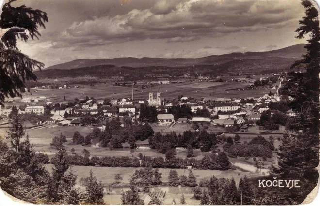 Med obema vojnama, ko je bila kočevarska skupnost na vrhuncu, se je v kočevarščini sporazumevalo od 25.000 do 27.000 ljudi. Na sliki Kočevje okoli leta 1930. Fotografijo hrani Pokrajinski muzej Kočevje.