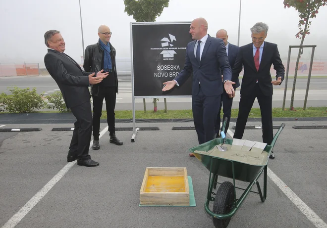 Veselja ob začetku gradnje na Novem Brdu ključni akterji niso mogli skrivati. Od leve proti desni: župan Zoran Janković, Tomaš Boček, viceguverner CEB, minister Simon Zajc in Črtomir Remec, direktor republiškega sklada.&nbsp;FOTO: Jože Suhadolnik