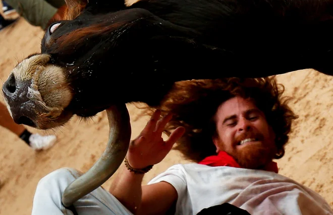 Julij 2019. V Pamploni, glavnem mestu španske pokrajine Navarra, je od 6. julija potekal eden največjih španskih praznikov &ndash; San Fermin, katerega največja znamenitost je tek pred biki. Letos je bil praznik posvečen stoletnici rojstva pisatelja Ernesta Hemingwayja. FOTO: Susana Vera/Reuters