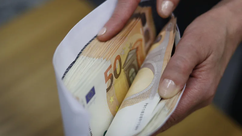 Fotografija: Medtem ko je več slovenskih bank že v preteklosti uvedlo ležarine na denar podjetij pri bankah, se za tak korak pri prebivalcih (še) niso odločile. Drugače je pri nekaterih evropskih bankah.
Foto Leon Vidic/Delo