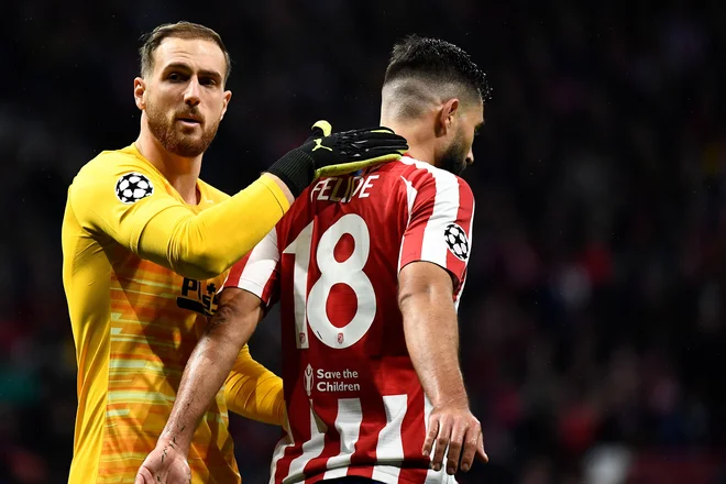 Jan Oblak znova ni prejel gola in je čestital obrambnim igralcem. FOTO: AFP