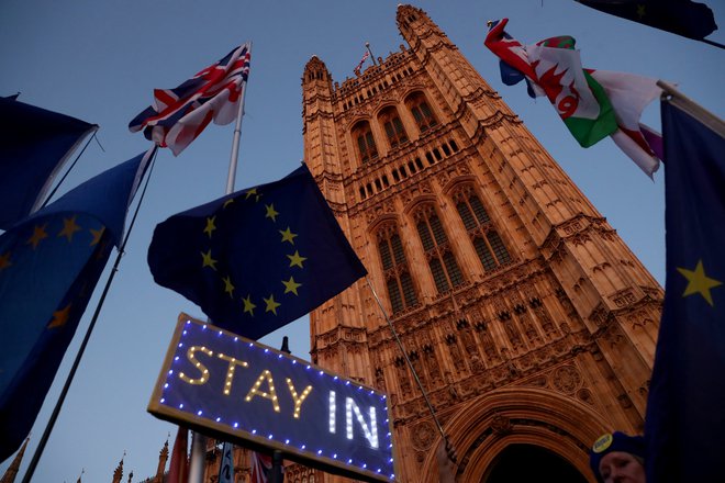 Transparenti pred poslopjem britanskega parlamenta FOTO: Reuters