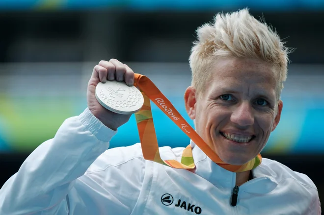 Marieke Vervoort je na paraolimpijadi v Riu z nasmeškom sprejela srebrno medaljo v šprintu za ženske na invalidskem vozičku na 400 metrov. A za nasmeškom je bilo neznosno trpljenje. FOTO: Yasuyoshi Chiba/AFP