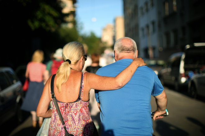 Starejši par na ljubljanski ulici. Foto: Jure Eržen