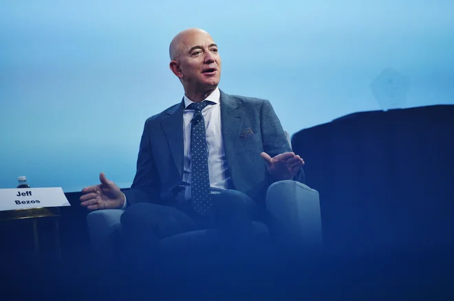 Ustanovitelj podjetja Blue Origin Jeff Bezos se je povezal s še tremi ameriškimi vesoljskimi podjetji, da bi Nasi pomagali doseči Luno. FOTO: Mandel Ngan/AFP