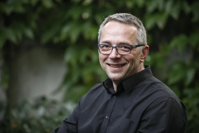 Klinični psiholog Peter Janjušević vodi triletni projekt Podpora šolskim svetovalnim delavcem in staršem na področju varovanja in krepitve duševnega zdravja otrok in mladostnikov.<br />
FOTO: Uroš Hočevar/Delo