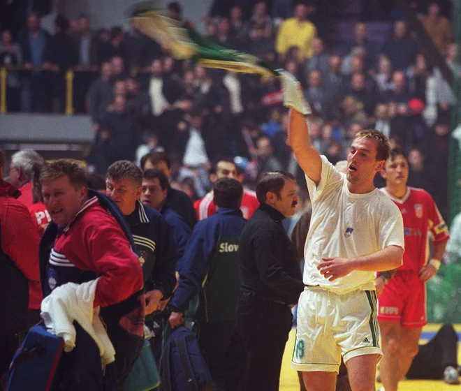 Prelomnica za Slovenijo je bila zmaga proti Hrvaški v tekmi za 5. mesto na EP, s katero si je reprezentanca Leopolda Jerasa leta 2000 priigrala prvi nastop na olimpijskih igrah. Na fotografiji slavje Zorana Lubeja sredi Zagreba. FOTO: Blaž Samec/Delo