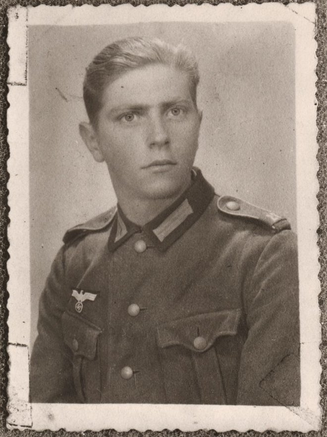 Na fotografiji Leon Kern, ki je bil mobiliziran in nato ujet. Prešel je skozi deset ujetniških taborišč v Sovjetski zvezi. Ker so ga zamenjali z nemškim ujetnikom z istim imenom in priimkom, je ostal v ujetništvu v Sovjetski zvezi do leta 1954. Foto Press