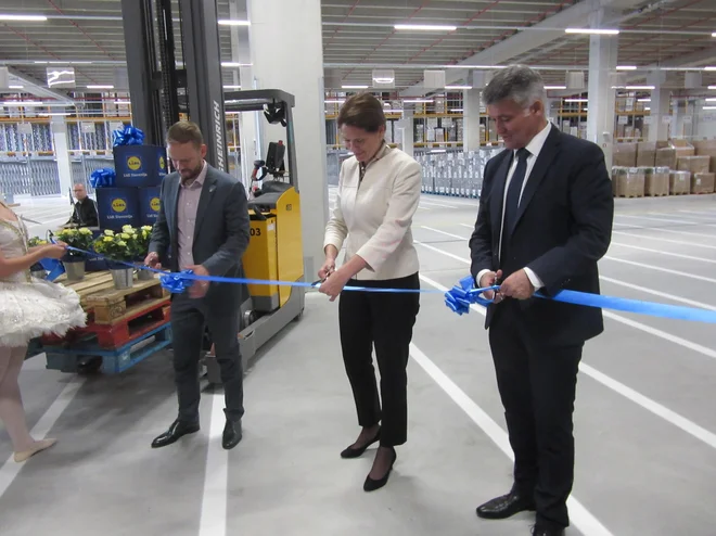 Nov Lidlov logistični center v Arji vasi so odprli (z leve): generalni direktor družbe Lidl Slovenija Gregor Kosi, ministrica za infrastrukturo Alenka Bratušek in žalski župan Janko Kos. FOTO: Špela Kuralt/Delo