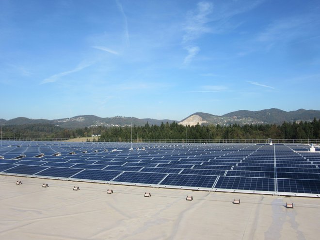Logistični center v Arji vasi ima svojo sončno elektrarno z močjo 1 MW, ki bo poskrbela za tretjino potreb po električni energiji. FOTO: Špela Kuralt/Delo