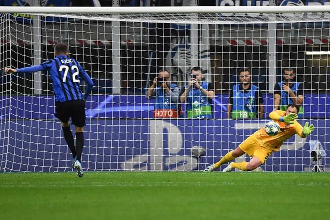 Morda je Atalantin trener Gianpiero Gasperini angažiral drugega izvajalca 11-m zavoljo nedavno zgrešene enajstmetrovke Iličića s Šahtarjem. FOTO: AFP