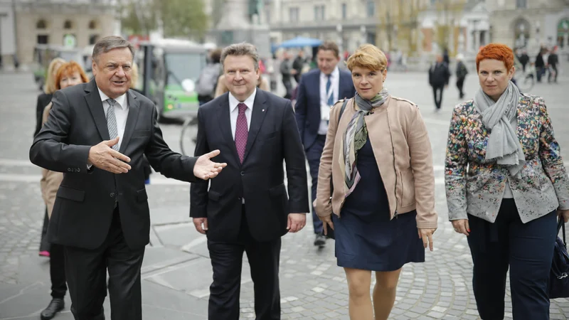 Župana Michael Ludwig in Zoran Janković s spremstvom sta se med konferenco Dunaj in Ljubljana - mesti po meri človeka, sprehodila po Ljubljani. FOTO: Uroš Hočevar/Delo