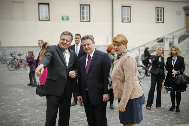 Michael Ludwig in Zoran Janković med ogledom makete Ljubljane na Prešernovem trgu. FOTO: Uroš Hočevar/Delo