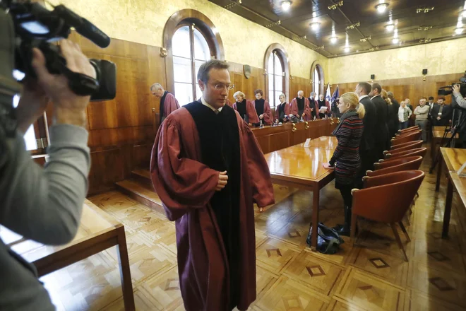Z ločenim mnenjem sodnika Klemna Jakliča glede ustavnosti zakona o tujcih se je razplamtela prava informacijska vojna. FOTO: Leon Vidic/Delo