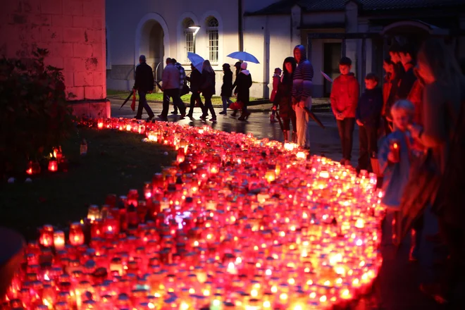 Pozivi, da prižigamo manj sveč, po vsem sodeč delujejo, saj je odpadnih sveč manj. Med njimi je vedno več manj škodljivih elektronskih sveč. FOTO: Jure Eržen/Delo