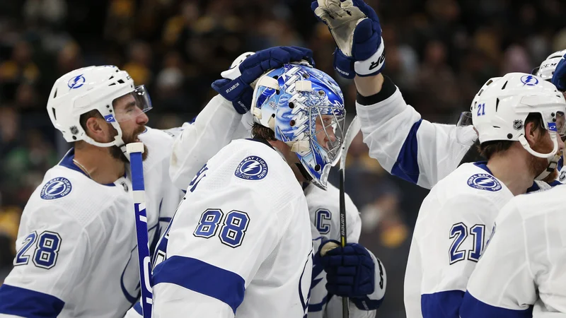 Fotografija: Hokejisti moštva Tampa Bay Lightning so se takole veselili zmage nad Pittsburgh Penguins. FOTO: Usa Today Sports