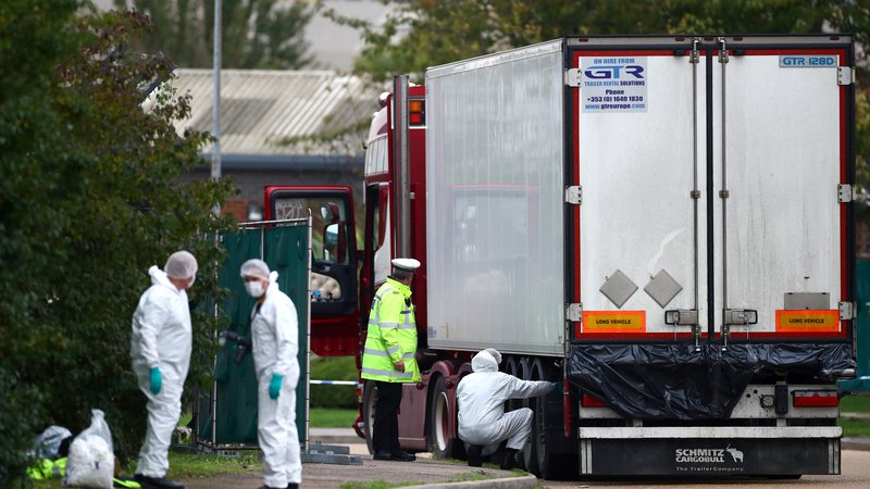 Fotografija: Tragedija sodi med najhujše doslej odkrite v Veliki Britaniji. Leta 2000 so v Dovru v Kentu odkrili kontejner s trupli 58 Kitajcev, v bližini Slovenije pa je bilo najhujše odkritje 71 trupel v tovornjaku na avtocesti v Avstriji leta 2015. FOTO: Hannah McKay/Reuters