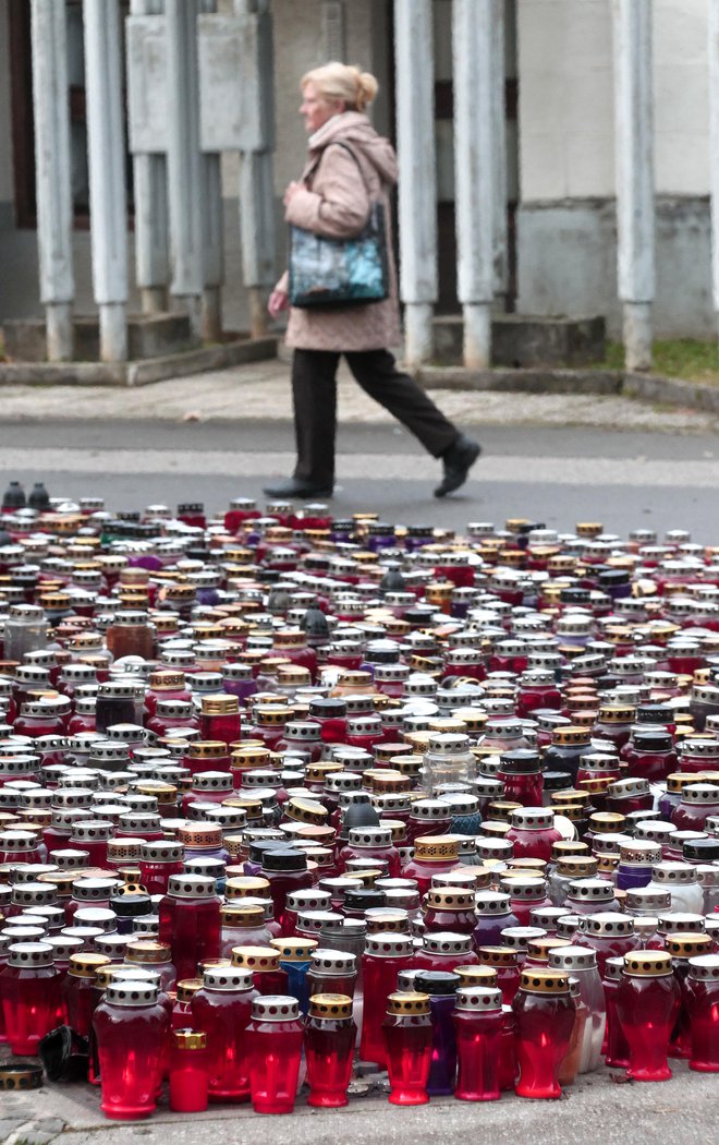Po 1. novembru bodo ostali kupi odpadnih sveč ... Foto Foto: Dejan Javornik