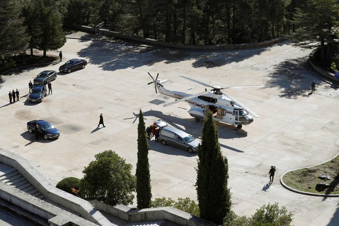 Na novo pokopališče so krsto prepeljali s helikopterjem. FOTO: Emilio Naranjo/AFP