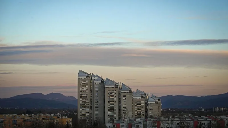 Fotografija: Povprečna cena rabljenega stanovanja v Ljubljani je znašala 2780 evrov na kvadratni meter, kar je okoli pol odstotka več kot v drugem polletju lani. FOTO: Matej Družnik/Delo