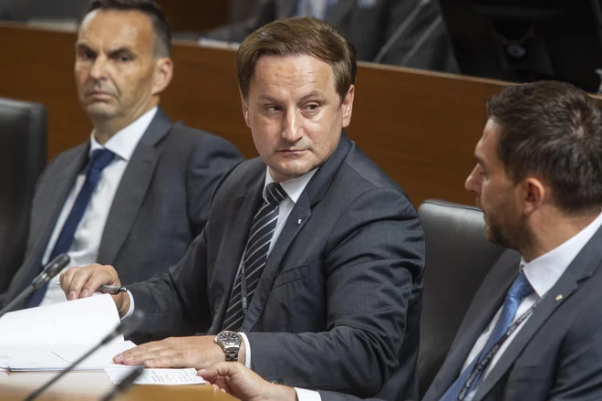 Direktor <strong>Rajko Kozmelj</strong> je dovoljenje za opravljanje pridobitne dejavnosti dal sedmim uslužbencem Sove. Kaj natančno počnejo, ni jasno.