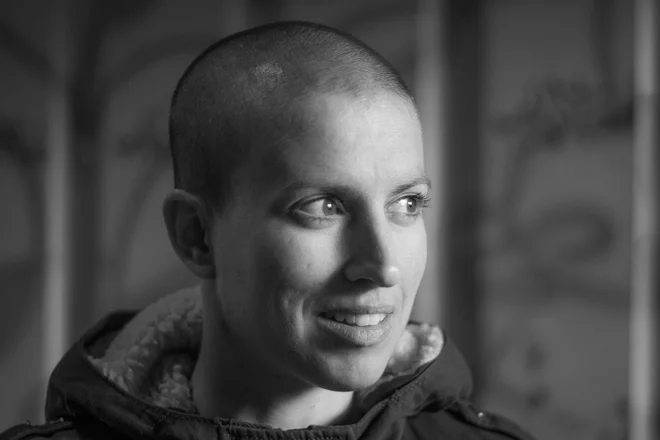 &raquo;Le nekaj besed in slika je tu. Le nekaj besed in violina igra in plesalec pleše. Nikogar ni, čeprav je. V tej na videz prepišni drži besed in teles, ki stojijo za njimi, je velika moč<em>,</em>&laquo; pravi Kaja Teržan. Fotodokumentacija Dela