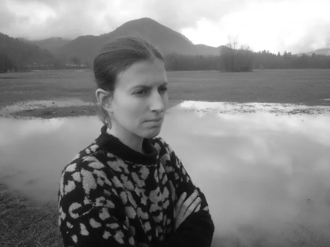 Kaja Teržan: »Sem in nisem. Poezija je in je ni. Po mojem mnenju je poezija najskromnejši umetniški izraz človeka, a zato nič manj silovit.« Foto Arhiv Organizatorja