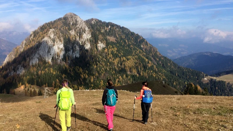 Fotografija: Odprte so le še nižjeležeče planinske koče, zato je treba jesenske pohode skrbneje načrtovati, opozarjajo na PZS. FOTO: Manca Ogrin