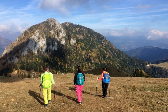 Odprte so le še nižjeležeče planinske koče, zato je treba jesenske pohode skrbneje načrtovati, opozarjajo na PZS. FOTO: Manca Ogrin