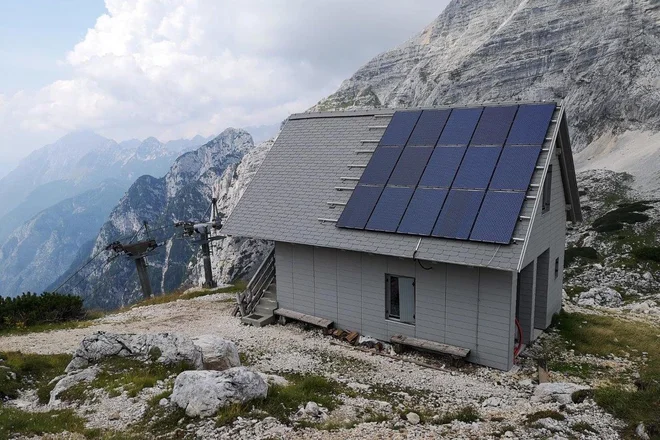 Pogačnikov dom na Kriških podih z novim sistemom preskrbe z električno energijo. FOTO: Dušan Prašnikar