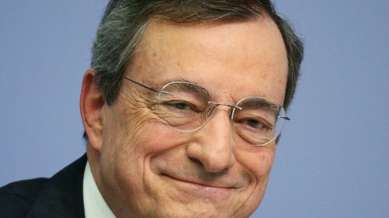 Fotografija: Mario Draghi v osemletnem mandatu ni niti enkrat zvišal obrestnih mer, ob odhodu pa poudarja, da koristi njegove ohlapne denarne politike daleč presegajo tveganja. Ralph Orlowski Reuters