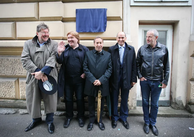 Srečanje ob 25. obletnici dogodkov na Roški. Z leve proti desni Igor Bavčar, David Tasić, Franci Zavrl, Janez Janša in Igor Omerza.<br />
FOTO: Jože Suhadolnik/Delo