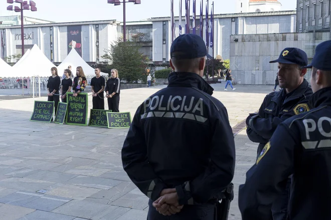 Mladi so opozarjali na prepoved shodov britanskega gibanja. FOTO: Nejc Trampuž