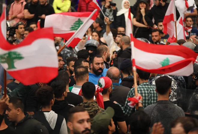 Ljudje so se pred dobrim tednom dni množično odzvali spontanim pozivom na ulice. FOTO: Anwar Amro Afp