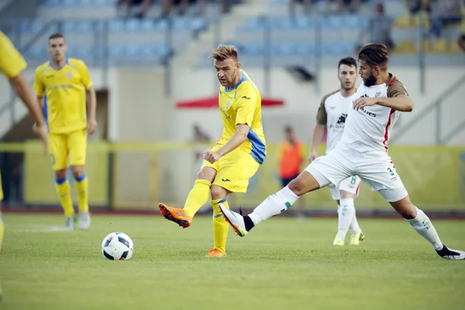 Domžale so bile na pragu najvišje zmage v prvih četrtfinalnih tekmah pokala Nogometne zveze Slovenije, ko je Slobodan Vuk (levo) dosegel gol za vodstvo s 3:1, a so v sodnikovem dodatku prejele gol. FOTO: Uroš Hočevar/Delo