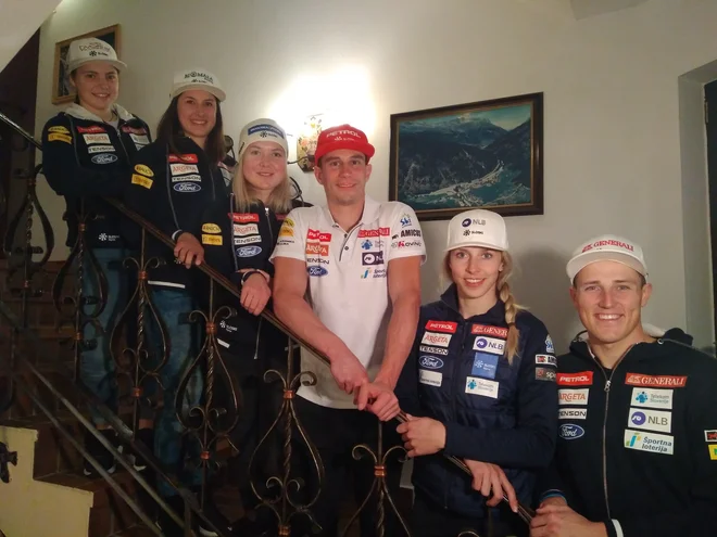 Novo sezono bodo na ledeniku Rettenbach odprli (z leve): Neja Dvornik, Tina Robnik, Meta Hrovat, Žan Kranjec, Ana Bucik in Štefan Hadalin. FOTO: Mojca Finc
