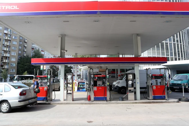 Kot je Petrol objavil na spletnih straneh Ljubljanske borze, je članom uprave Tomažu Berločniku, Roku Vodniku in Igorju Stebernaku mandat prenehal z današnjim dnem, Ika Krevzel Panić pa kot delavska direktorica ostaja članica uprave. FOTO: Igor Mali